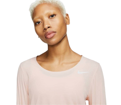 قميص جري من نايك (مقاس M)